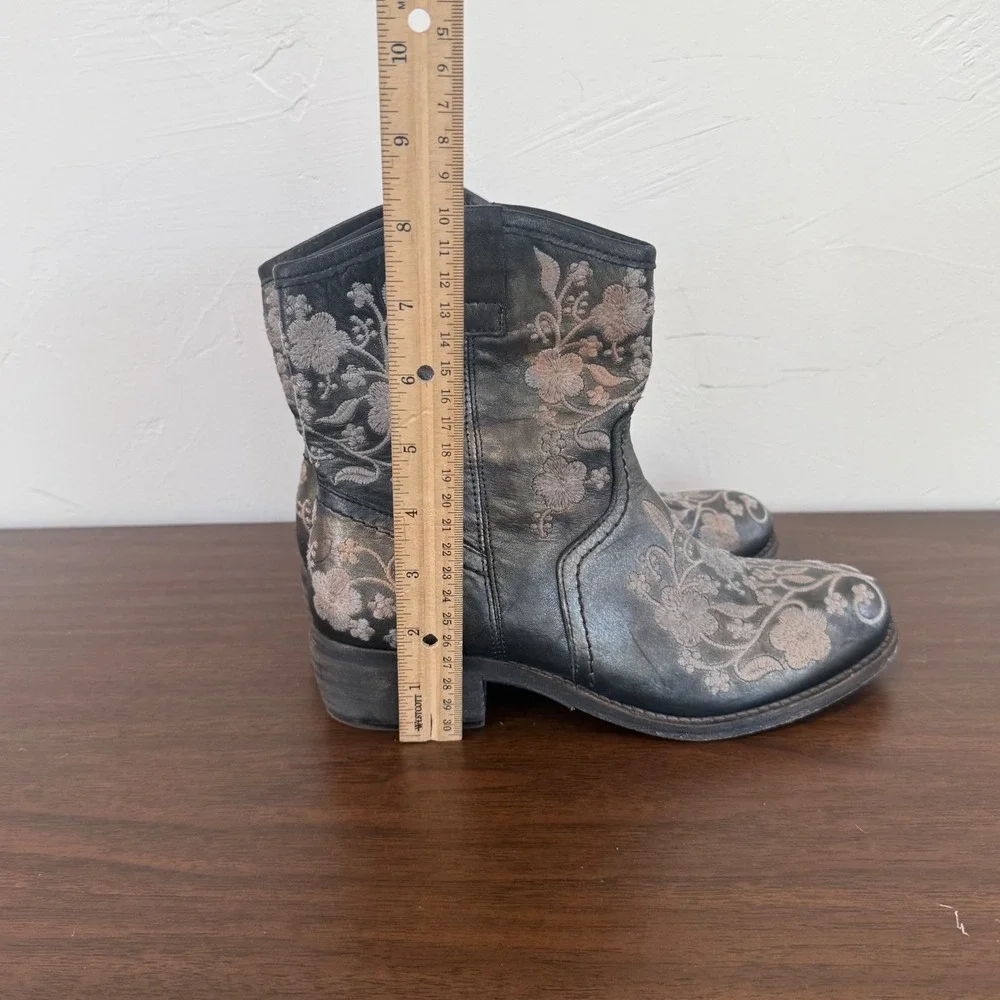 Taos Footwear Privilege Black Leather Floral Embroidered Western Ankle Boots 37